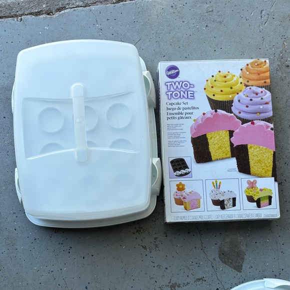 Wilton cupcake carrier and Two-Tone Cupcake Set with White and Pink Accents - Picture 1 of 6